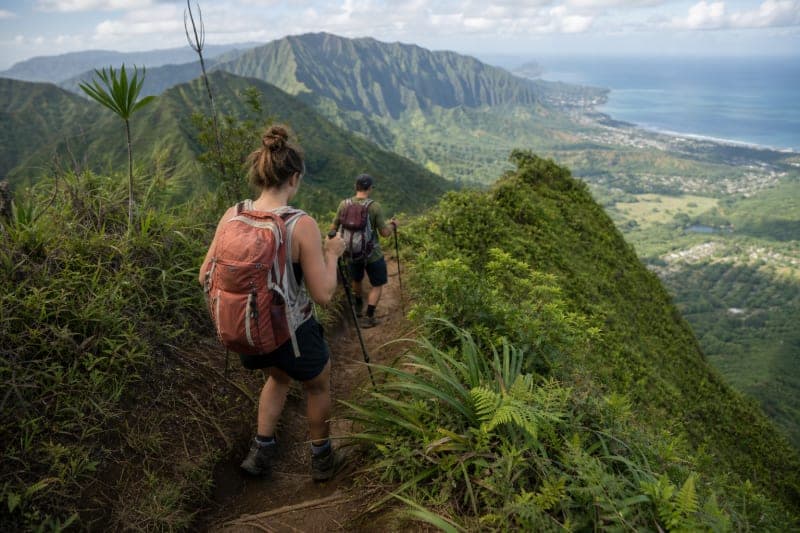 Hikers on a ridge trail above Oʻahu